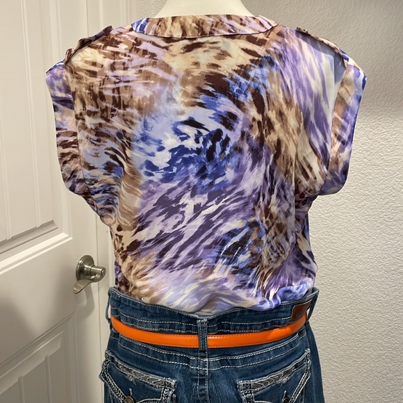 Jennifer Lopez cross wrap blouse. Sheer print. Tab shoulder. Asymmetrical hem. - Picture 8 of 9